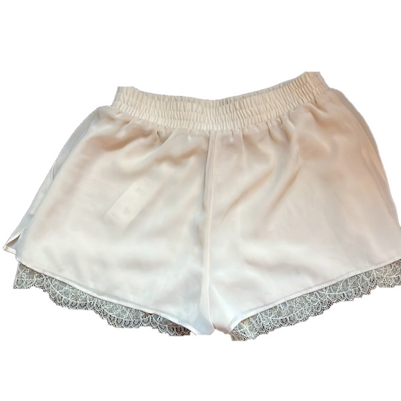BCBGeneration NWT Cream Colored Shorts with Lace Detail Size XS - Picture 4 of 6